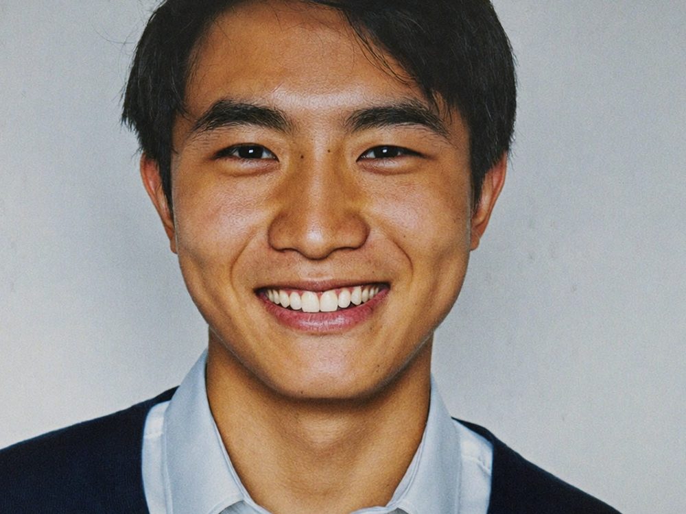 無地の壁の前で撮影した社員プロフィール写真のイメージ