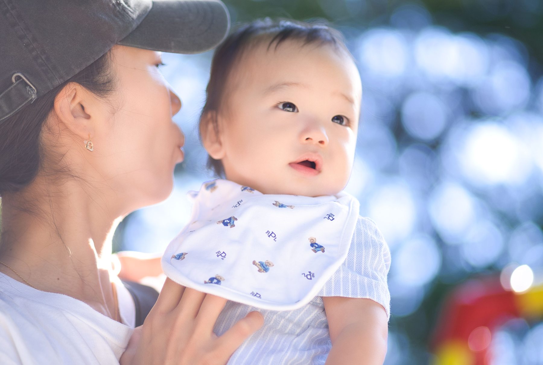母親に抱かれる赤ちゃんの自然な表情