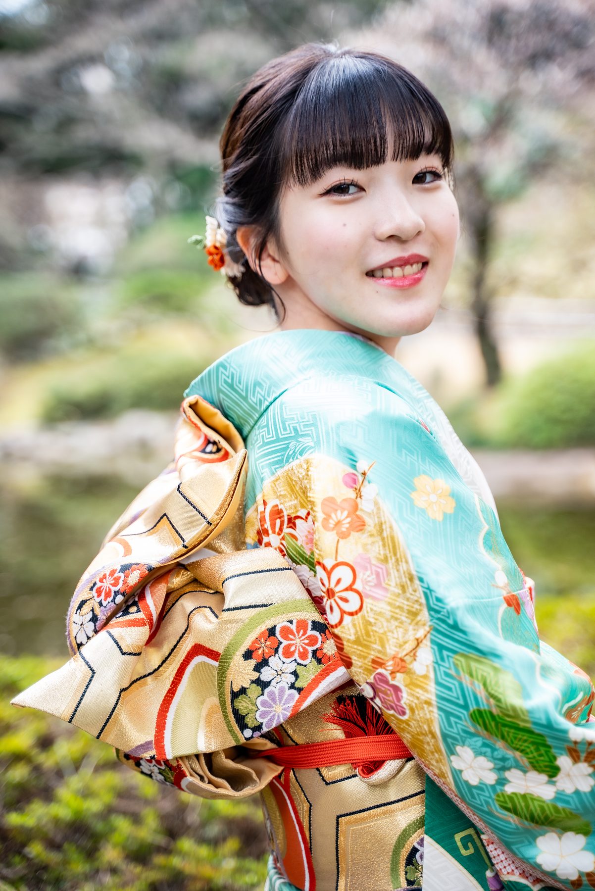 緑の振袖で振り返る成人式ポートレート
