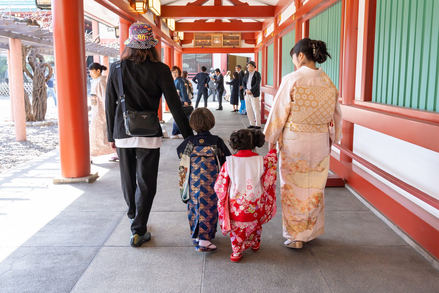 神社の回廊を歩く七五三の家族